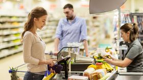 Angajații din supermarket, nemulțumiți de salarii! Sute de oameni au protestat în fața Ministerului Muncii